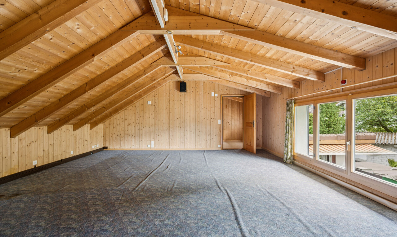 leerer raum mit cathedral ceiling, kathedralendecke, beamed ceiling, balkendecke, und vaulted ceiling