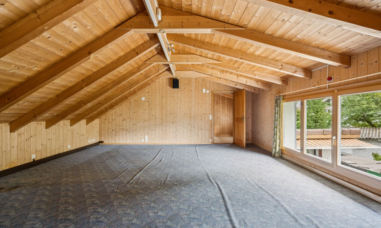 leerer raum mit cathedral ceiling, kathedralendecke, beamed ceiling, balkendecke, und vaulted ceiling