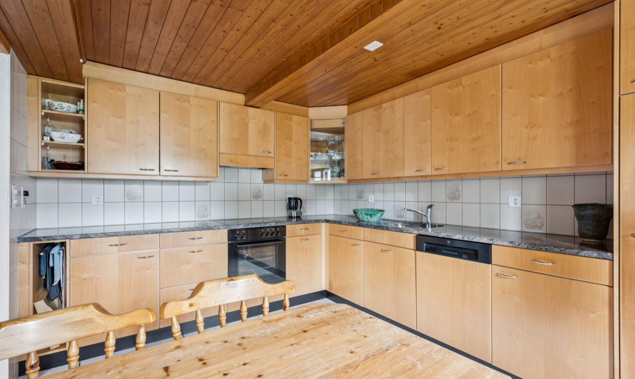 küche mit dark countertops, open shelves, offene regale, wood ceiling, und holzdecke