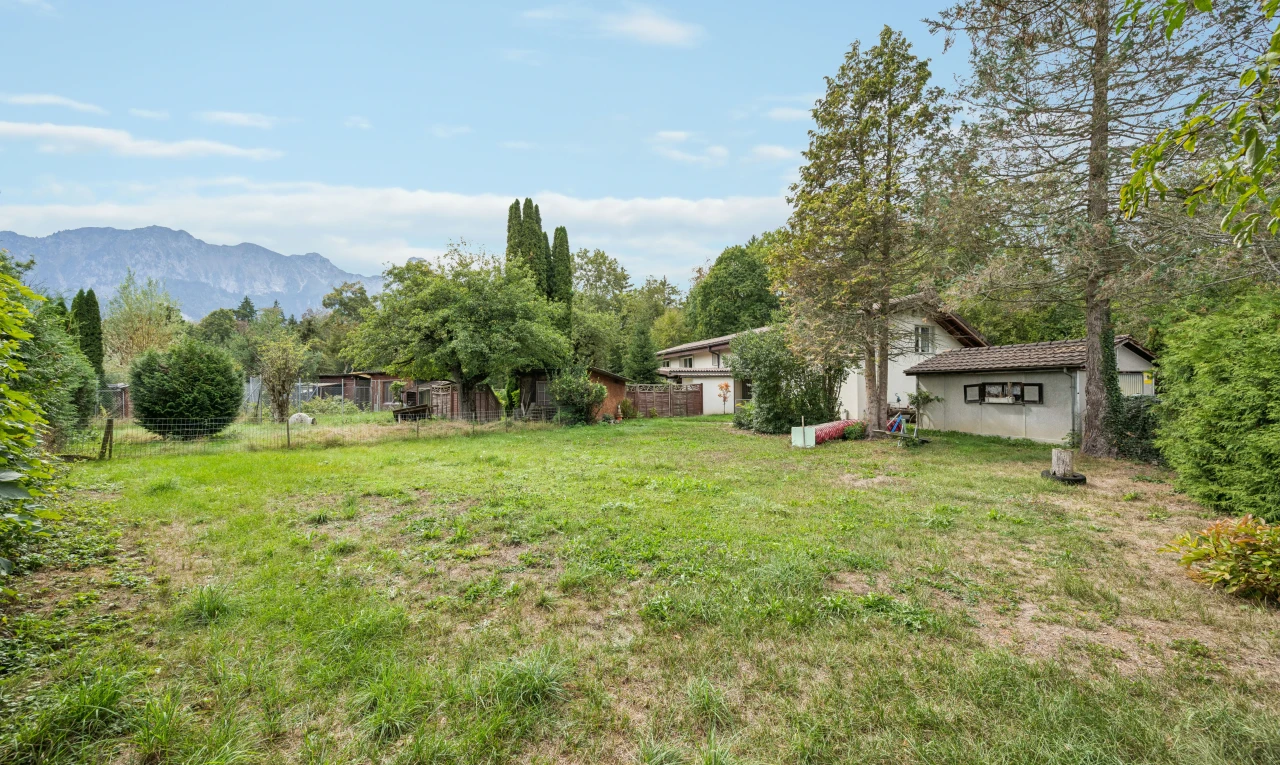 garten mit day time, mountain view, blick auf die berge, zaun, und property visible
