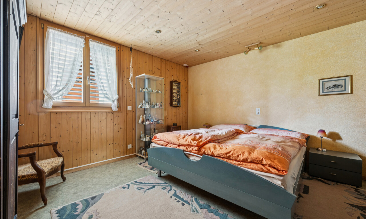 zimmer / schlafzimmer mit dated wood wall, wood wall, holzwand, wood ceiling, und holzdecke