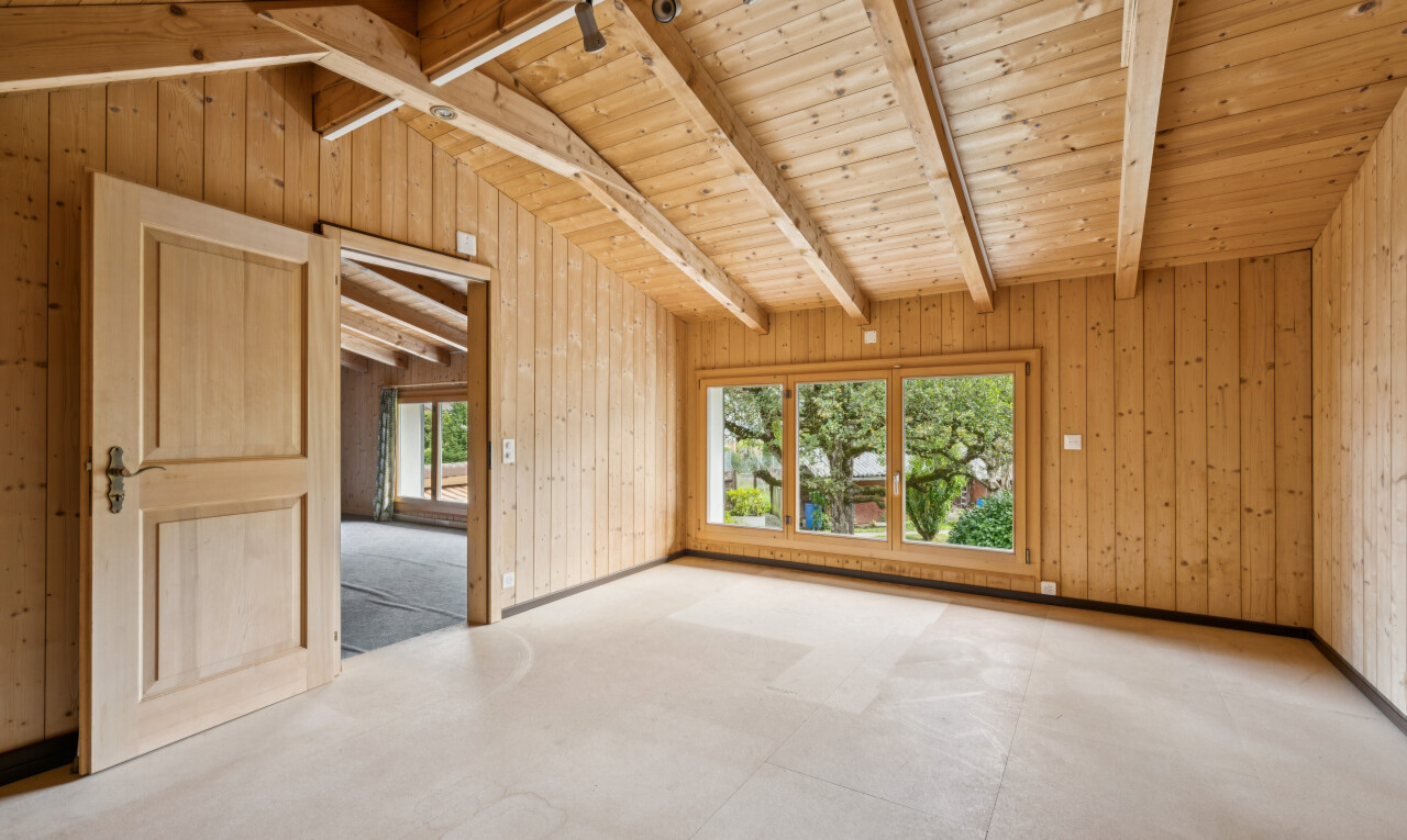 leerer raum mit wood wall, holzwand, vaulted ceiling, dachschräge, und dated wood wall