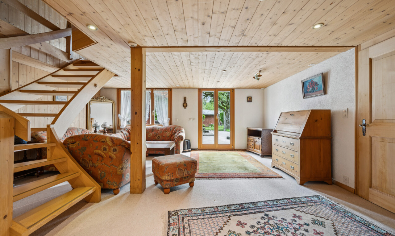 treppe mit treppen, wood ceiling, holzdecke, außenzugang, und carpet
