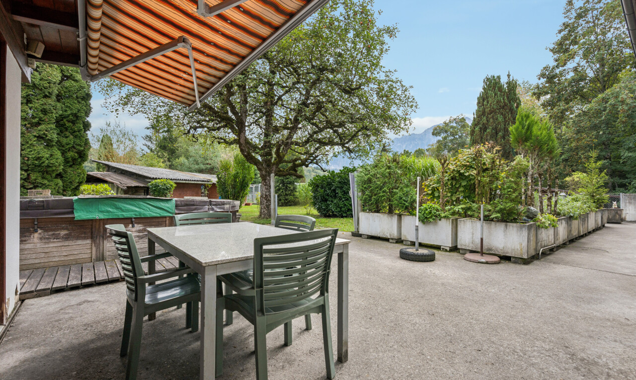 terrasse mit essbereich im freien, markise, from property, deck, und day time