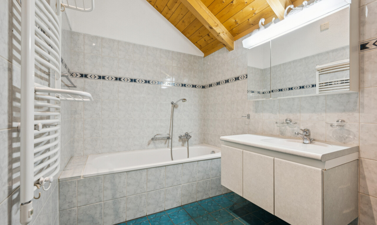 bad mit handtuchwärmer, fliesenwand, tile wall, kühler, und dachschräge