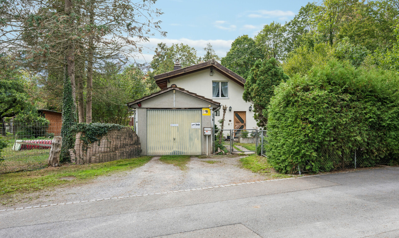 außenansicht mit tor, zaun, property visible, und day time