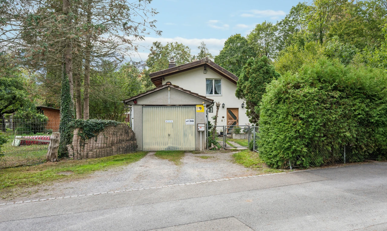 außenansicht mit tor, zaun, property visible, und day time