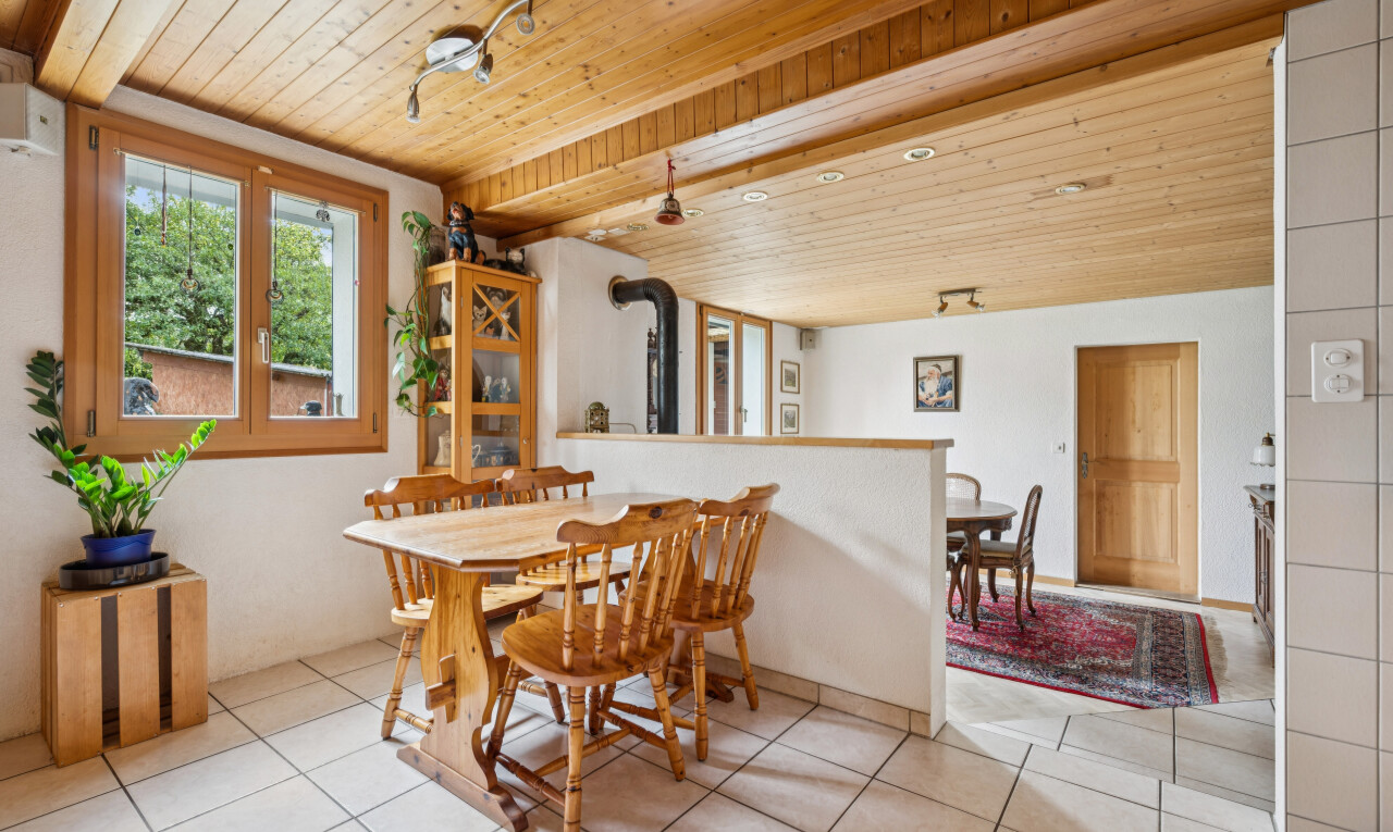 esszimmer mit holzofen, fliesenboden, tile floor, high end ceiling, und holzdecke