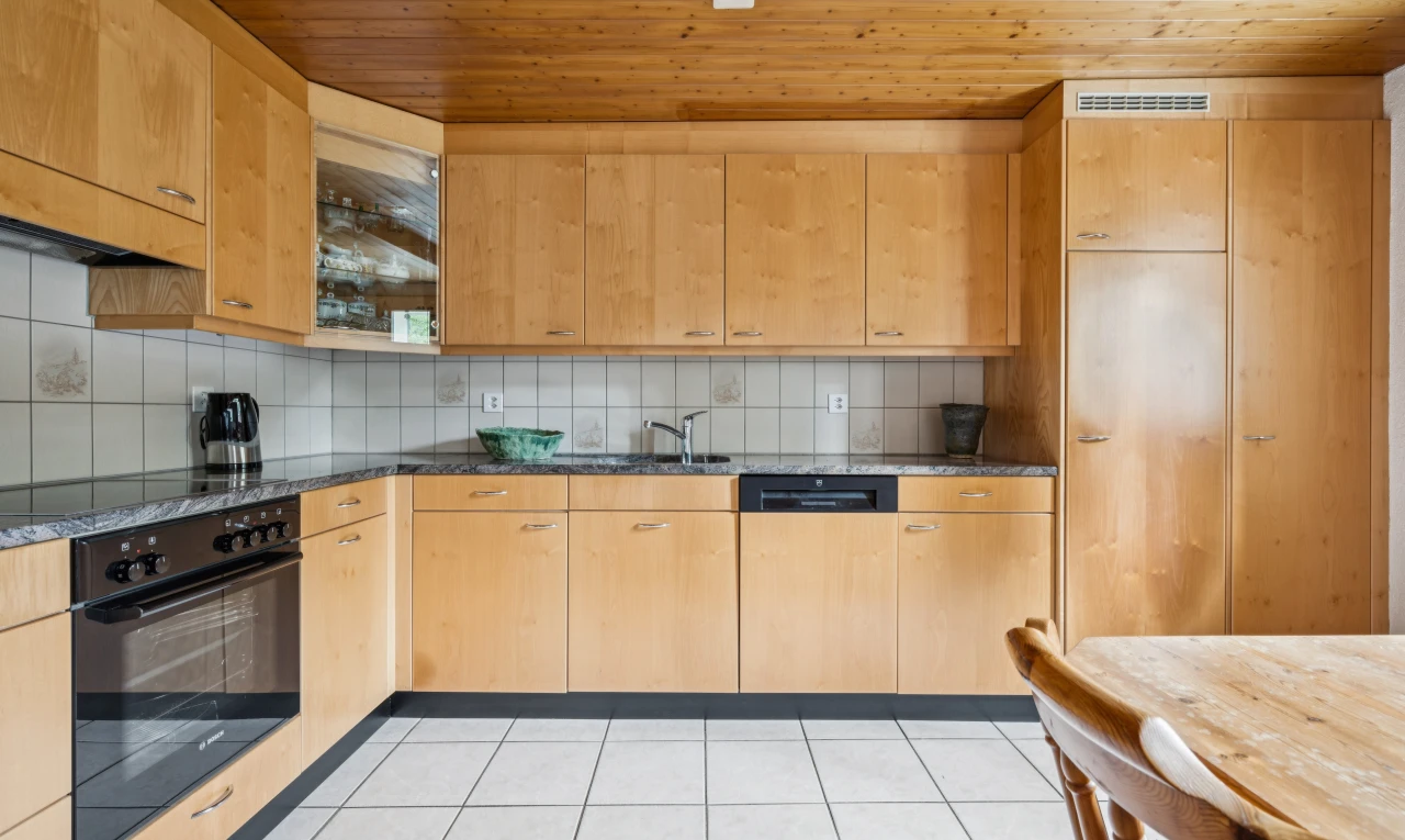 küche mit ofen, dark countertops, light floor, wood ceiling, und holzdecke