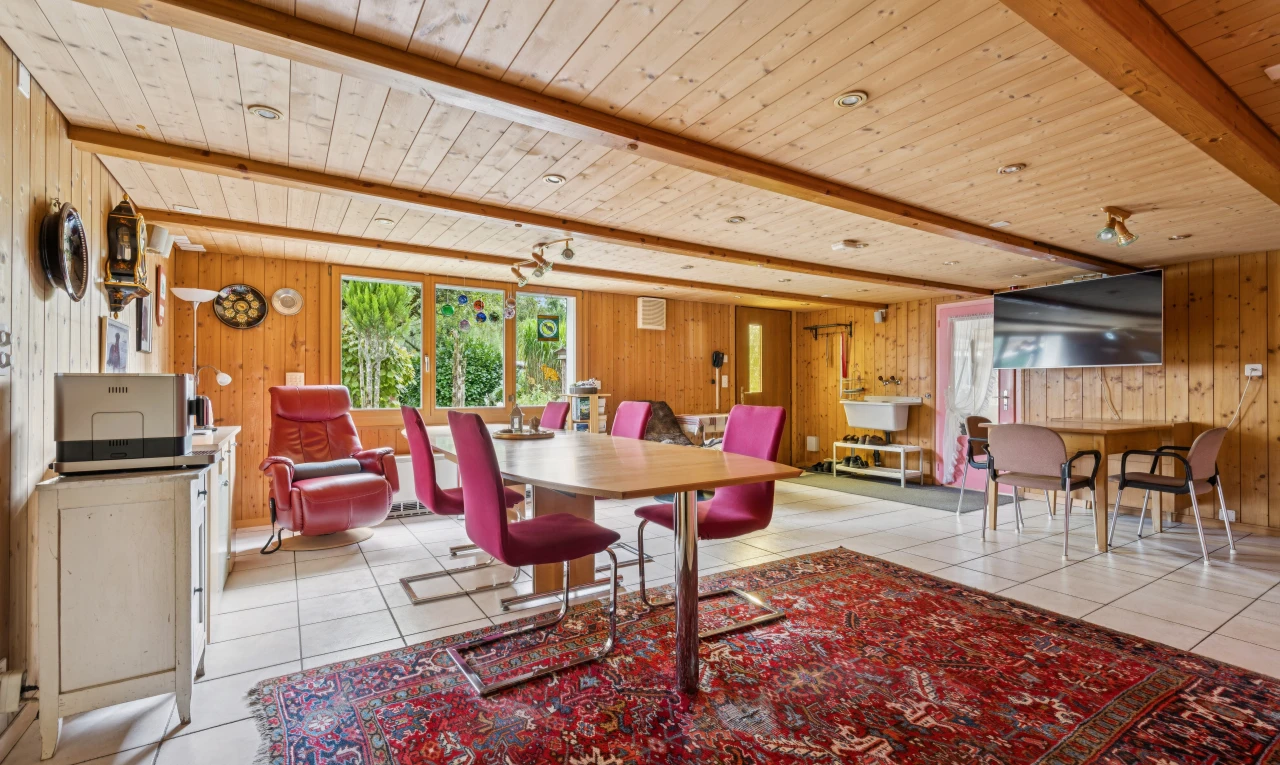 esszimmer mit dated wood wall, beamed ceiling, balkendecke, wood wall, und holzwand