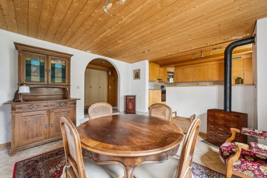 esszimmer mit deckenbeleuchtung, gewölbte gehwege, wood ceiling, holzdecke, und holzofen