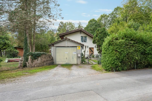 außenansicht mit tor, zaun, property visible, und day time