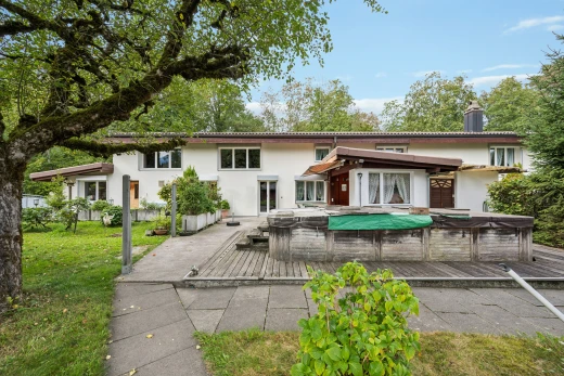 außenansicht mit property visible, deck, schornstein, day time, und stuckverkleidung