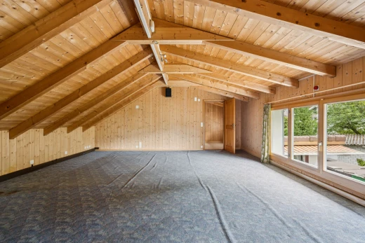 leerer raum mit cathedral ceiling, kathedralendecke, beamed ceiling, balkendecke, und vaulted ceiling