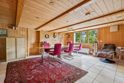 esszimmer mit dated wood wall, holzwand, wood wall, balkendecke, und beamed ceiling