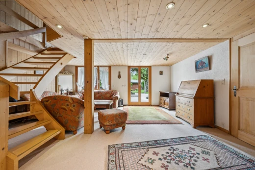 treppe mit treppen, wood ceiling, holzdecke, außenzugang, und carpet