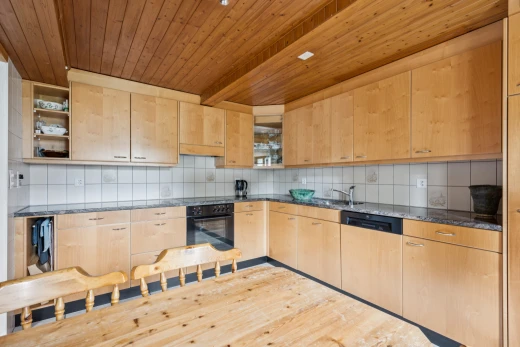 küche mit dark countertops, open shelves, offene regale, wood ceiling, und holzdecke