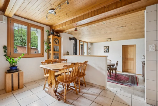 esszimmer mit holzofen, fliesenboden, tile floor, high end ceiling, und holzdecke