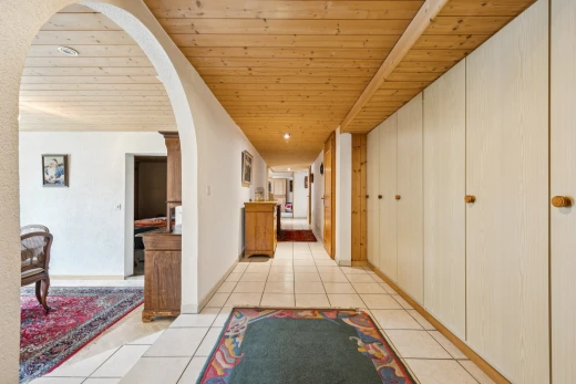 halle / korridor mit holzdecke, wood ceiling, inside property, einbauleuchten, und fliesenboden