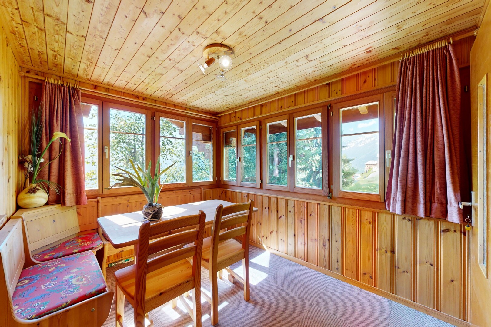 salle à manger avec wood wall, mur en bois, wood ceiling, plafond en bois, et natural light