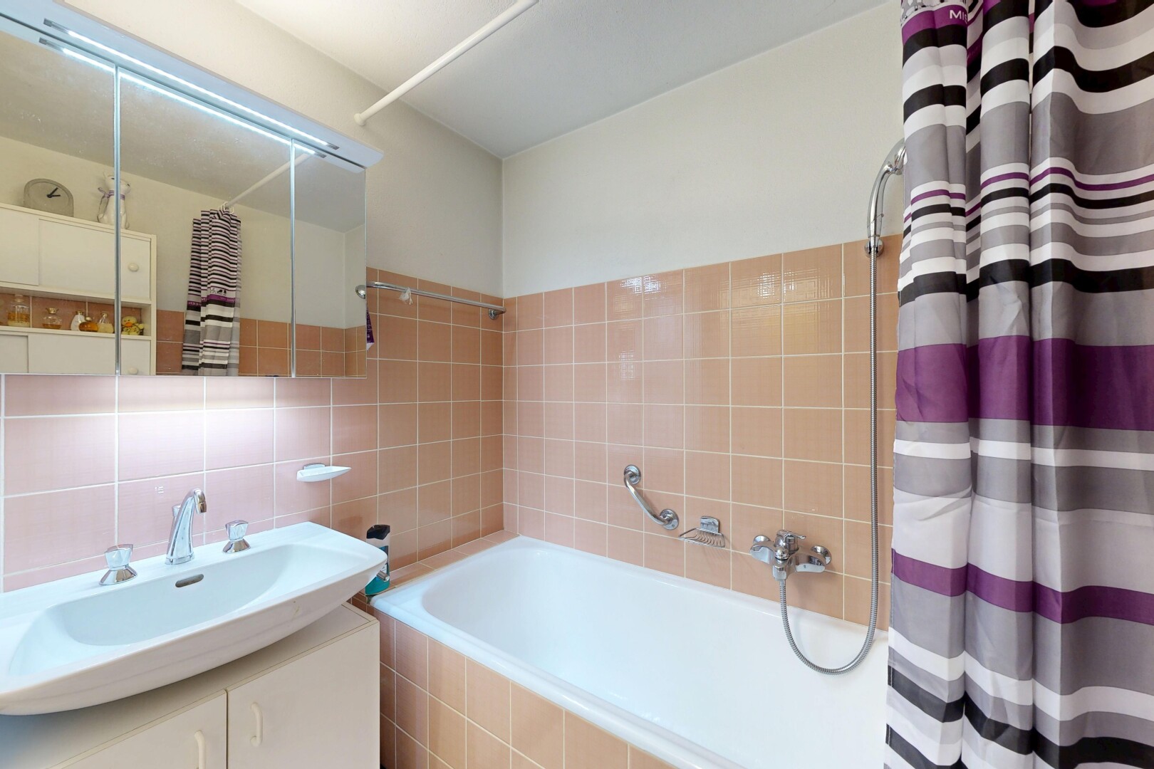 salle de bains avec bain, inside property, salle de bain complète, tile wall, et mur en carrelage