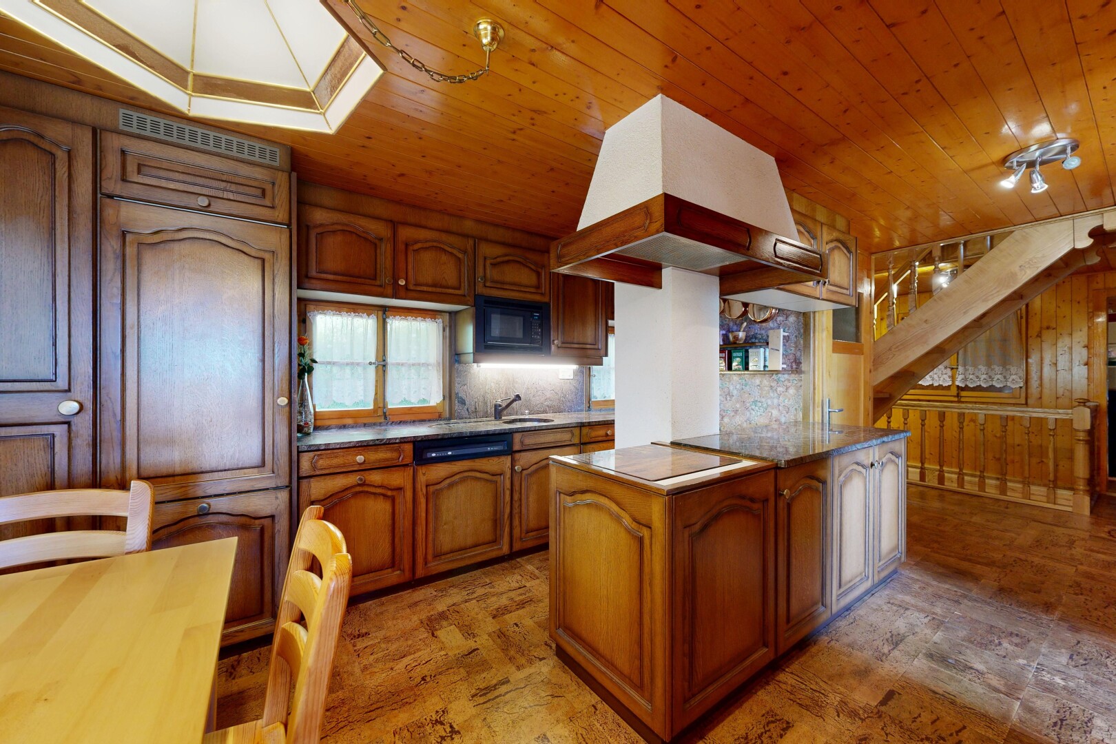 cuisine avec armoires en arc, arched cabinets, armoires marron moyen, medium brown cabinets, et inside property