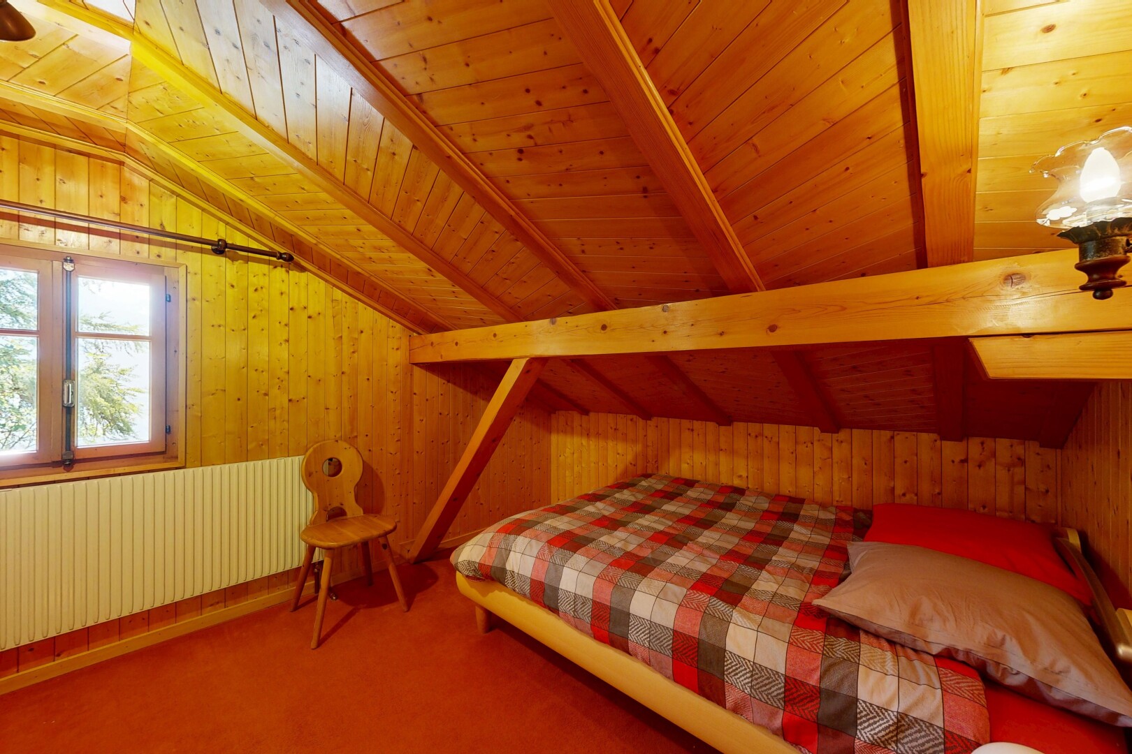 chambre avec wood wall, mur en bois, pièce supplémentaire, inside property, et carpet