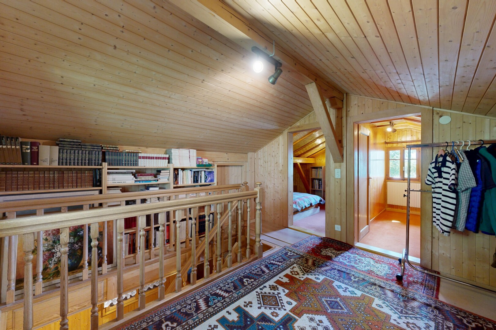 couloir avec wood ceiling, plafond en bois, wood wall, mur en bois, et inside property