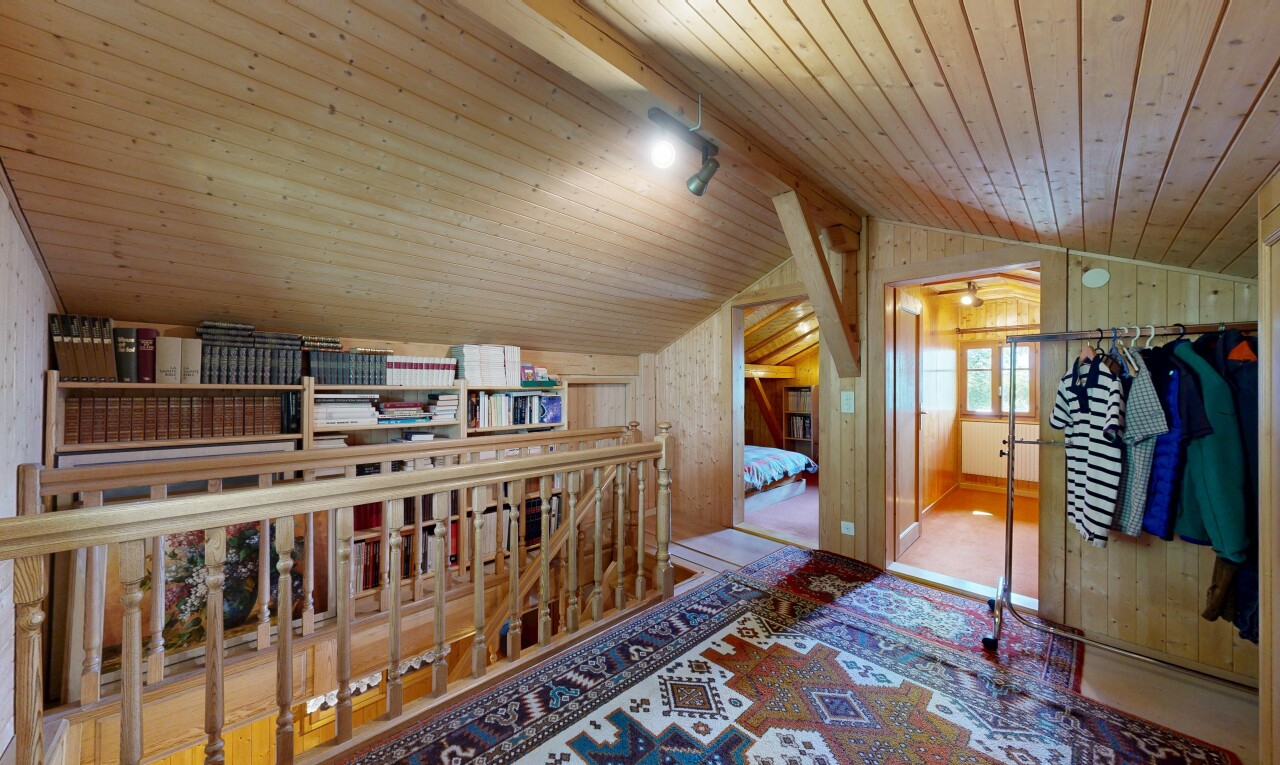 couloir avec wood ceiling, plafond en bois, wood wall, mur en bois, et inside property