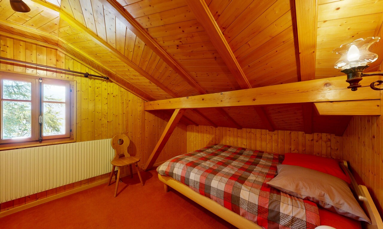 chambre avec wood wall, mur en bois, pièce supplémentaire, inside property, et carpet