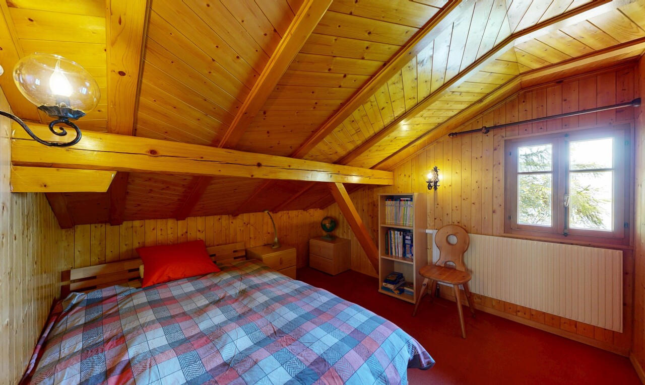 chambre avec wood wall, mur en bois, wood ceiling, plafond en bois, et pièce supplémentaire