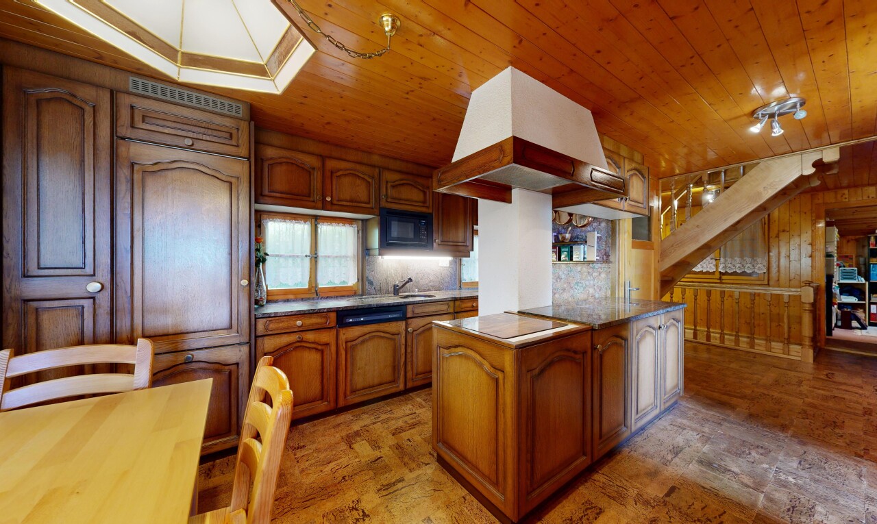 cuisine avec armoires en arc, arched cabinets, armoires marron moyen, medium brown cabinets, et inside property