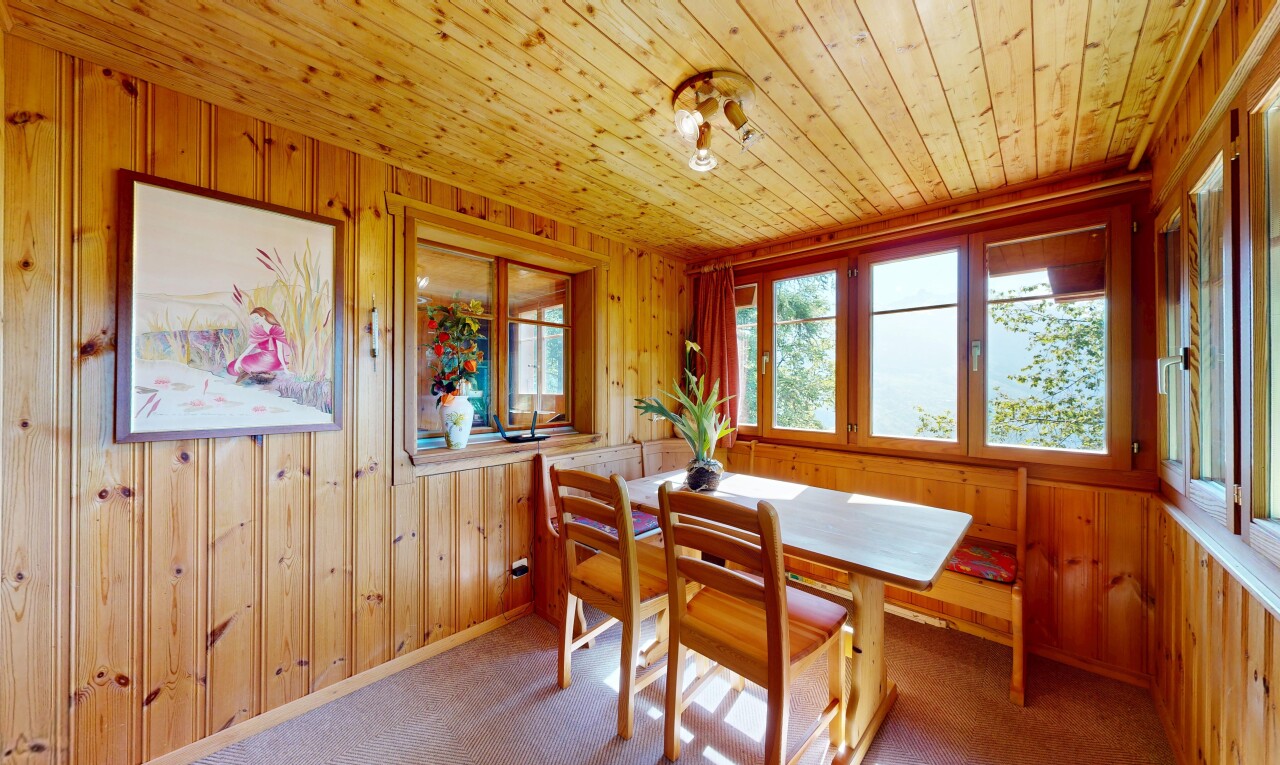 salle à manger avec mur en bois, wood wall, plafond en bois, wood ceiling, et lumière naturelle