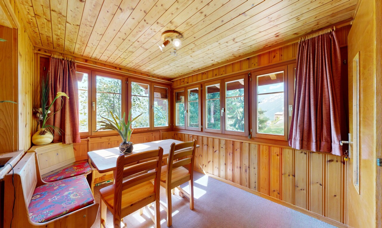salle à manger avec wood wall, mur en bois, wood ceiling, plafond en bois, et natural light