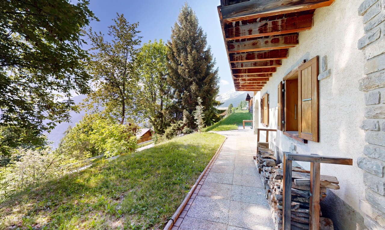 terrasse avec from property, pelouse, et day time