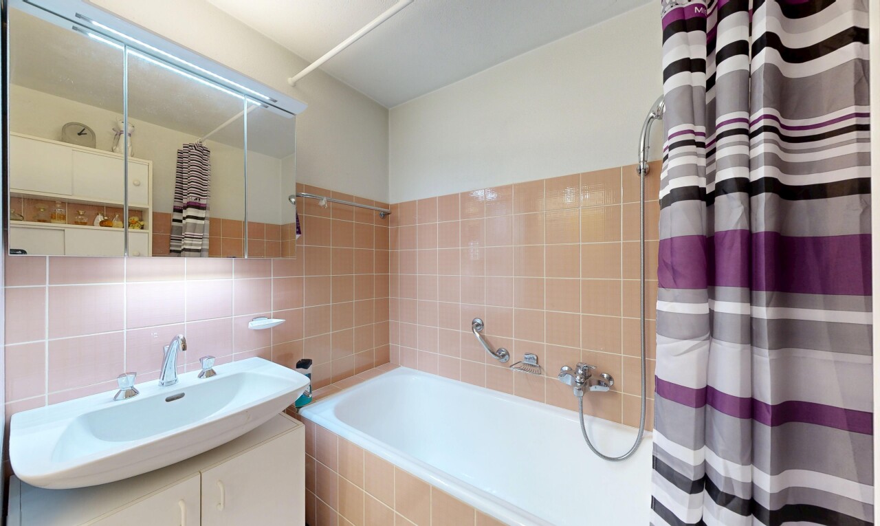 salle de bains avec bain, inside property, salle de bain complète, tile wall, et mur en carrelage