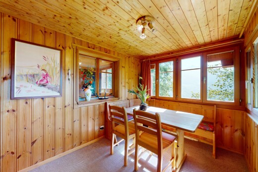 salle à manger avec mur en bois, wood wall, plafond en bois, wood ceiling, et lumière naturelle