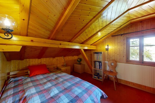 chambre avec wood wall, mur en bois, wood ceiling, plafond en bois, et pièce supplémentaire