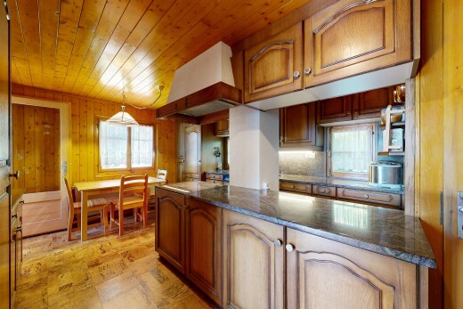 cuisine avec armoires en arc, arched cabinets, armoires marron moyen, medium brown cabinets, et dark countertops