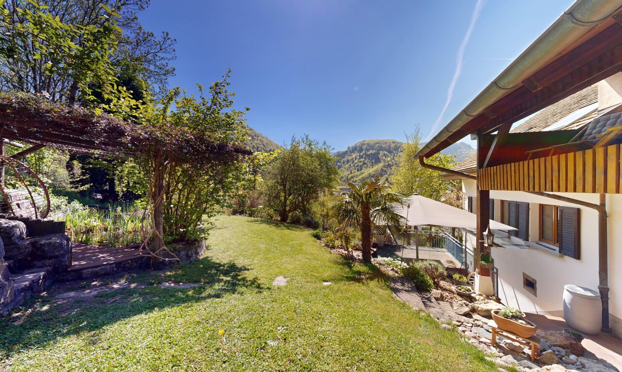 garden with a yard and a mountain view
