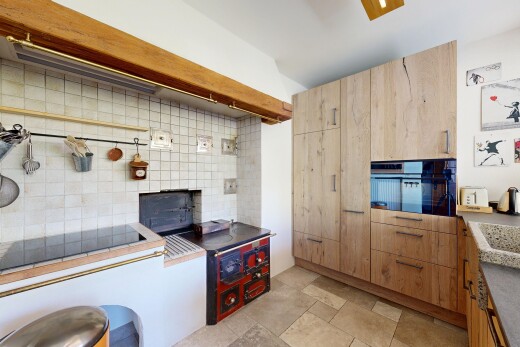 küche mit küchenrückwand beim herd, küchenrückwand beim Herd, light floor, ofen, und inside property