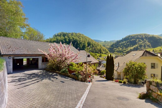 außenansicht mit day time, blick auf die berge, mountain view, garage angeschlossen, und auffahrt