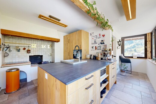 küche mit light brown cabinets, hellbraune schränke, dark countertops, küchenrückwand beim Herd, und küchenrückwand beim herd