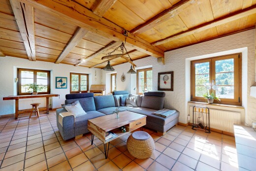 wohnzimmer mit inside property, beamed ceiling, balkendecke, wood ceiling, und holzdecke