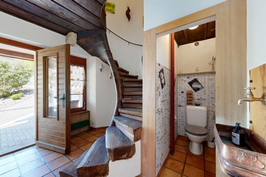 treppe mit treppen, inside property, natural light, natürliches licht, und drywall