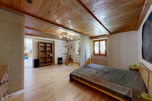 chambre avec wood finish floor, sol en finition bois, inside property, wood ceiling, et plafond en bois