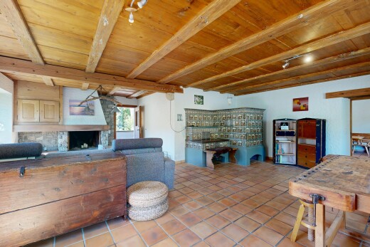 salon avec wood ceiling, plafond en bois, cheminée, inside property, et drywall