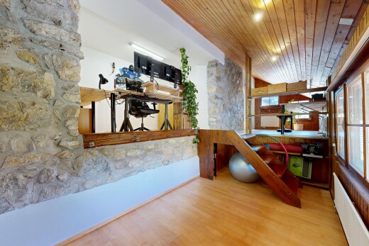treppe mit steinwand, stone wall, holzdecke, wood ceiling, und inside property