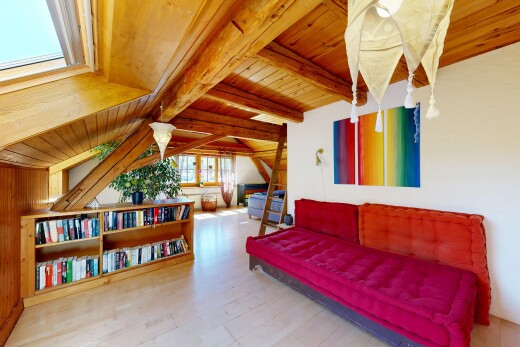 wohnzimmer mit wood ceiling, holzdecke, inside property, natural light, und natürliches licht