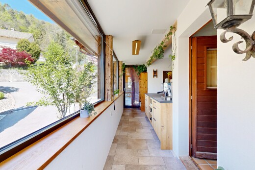 couloir avec sol en finition pierre, stone finish floor, cloison sèche, drywall, et light floor